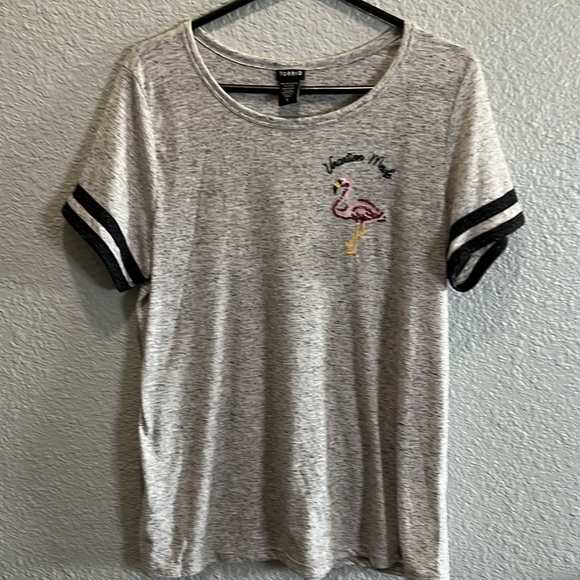 Torrid size 1 tee Heather black “Vacation Mode” - Picture 5 of 6